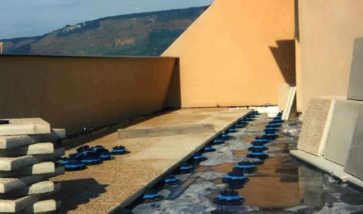 Réalisation des travaux de protection par dalles en céramique.